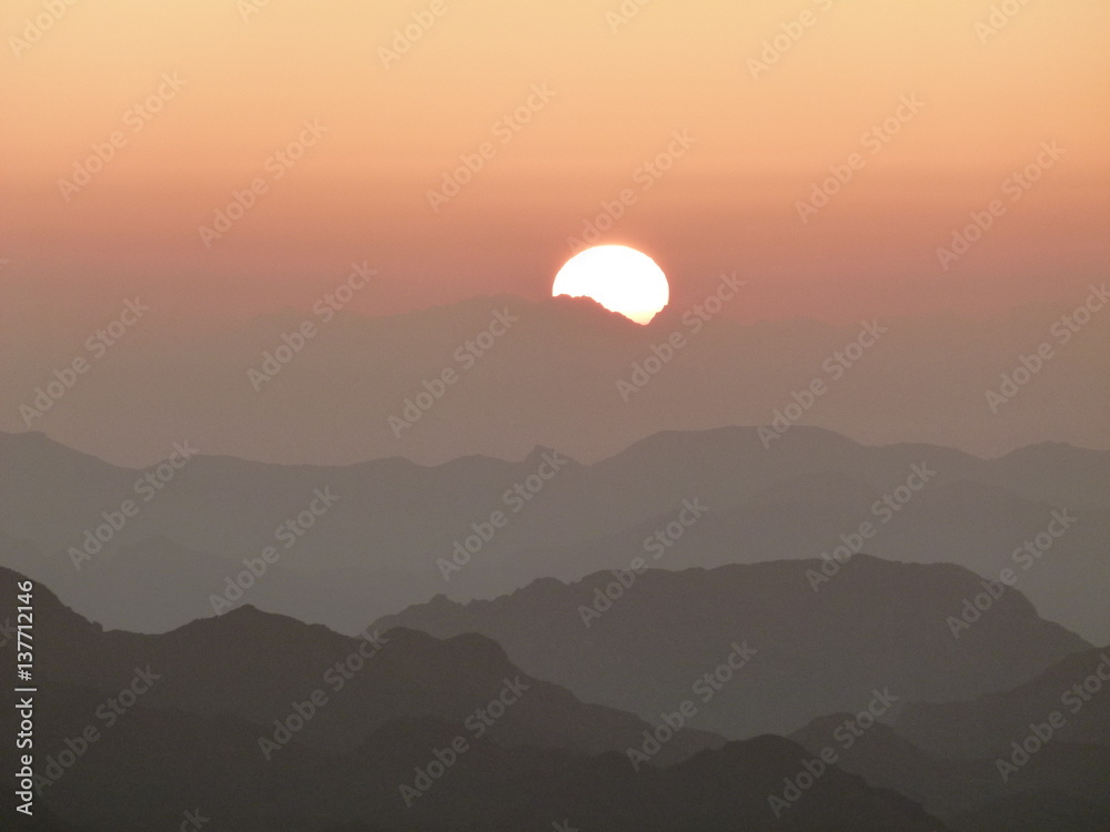 Fototapeta premium Sunrise phases from the submmit of Moses Mountain