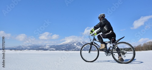 氷結の湖畔をマウンテンバイクで走る