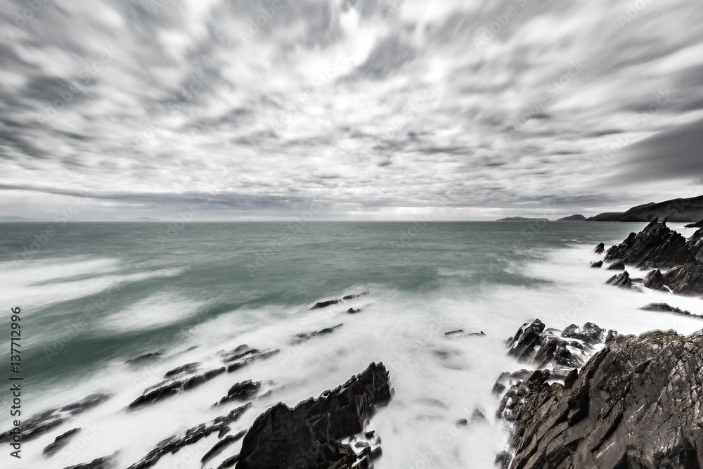 Obraz premium Meer/Küste in Irland mit grandioser Wolken/Himmelstimmnung