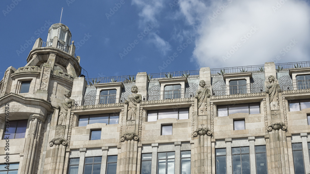Obraz premium Old city hall of Porto on Avenida dos Aliados, Portugal, palace facade with statues