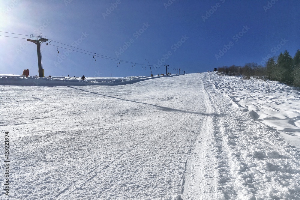 pista da sci con skilift