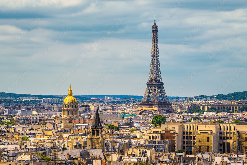 Fototapeta premium Panoramę Paryża z wieżą Eiffla