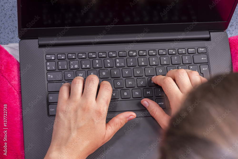Chica con ordenador portatil. Chica con ordenador portatil.