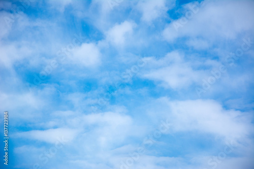 Blauer Himmel mit weissen einzelnen Wolken