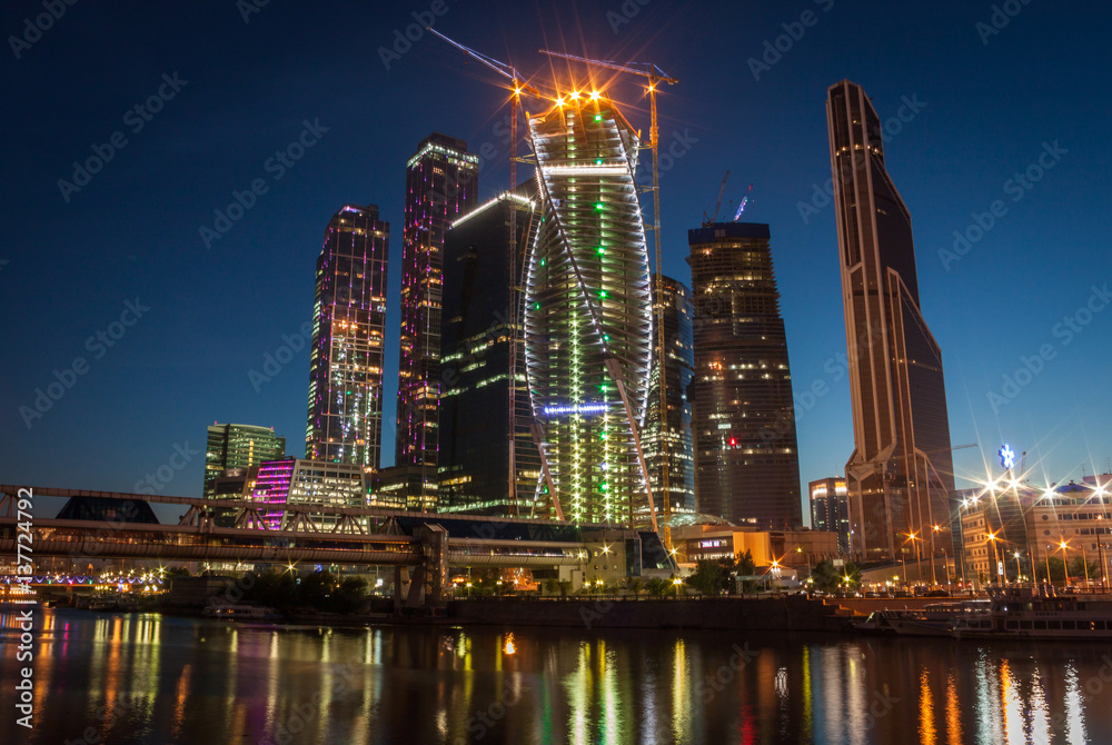 Naklejka premium Moskwa nocny krajobraz z rzeką i centrum biznesowym moscow-city.