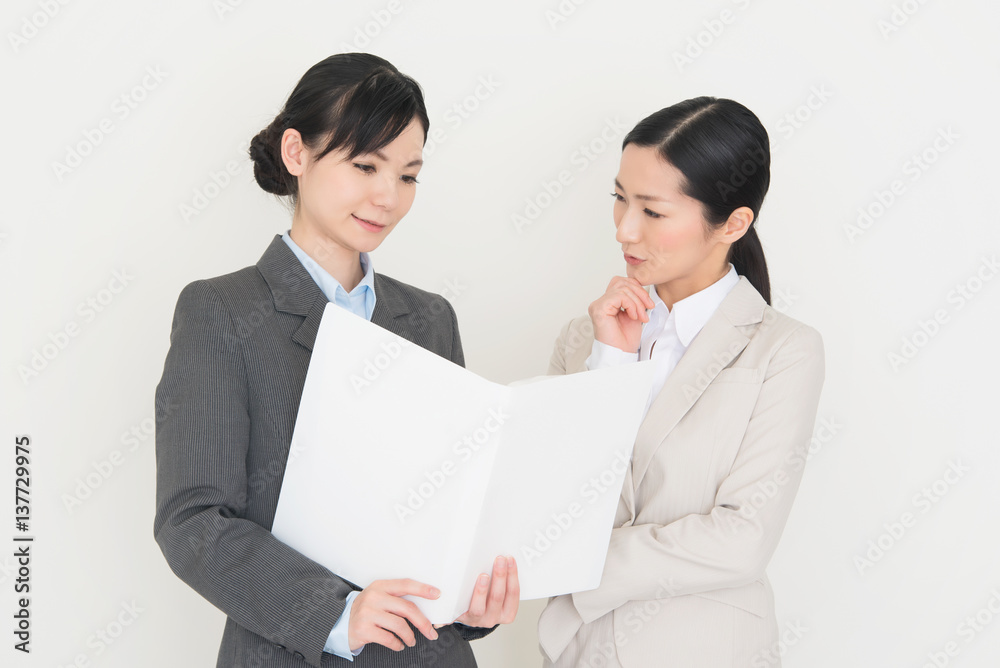 スーツを着た二人の女性 スーツを着た二人の女性