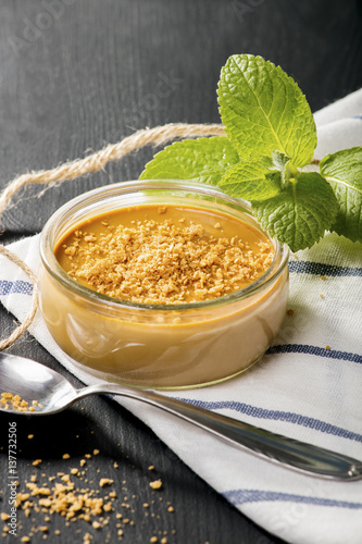 Canvastavla Creme caramel with brown sugar