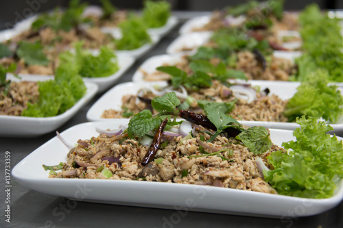  Spicy minced pork salad with dried chili and garnished with mint.