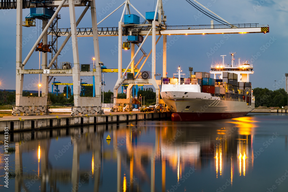 unloading of containers at the seaport of a merchant ship