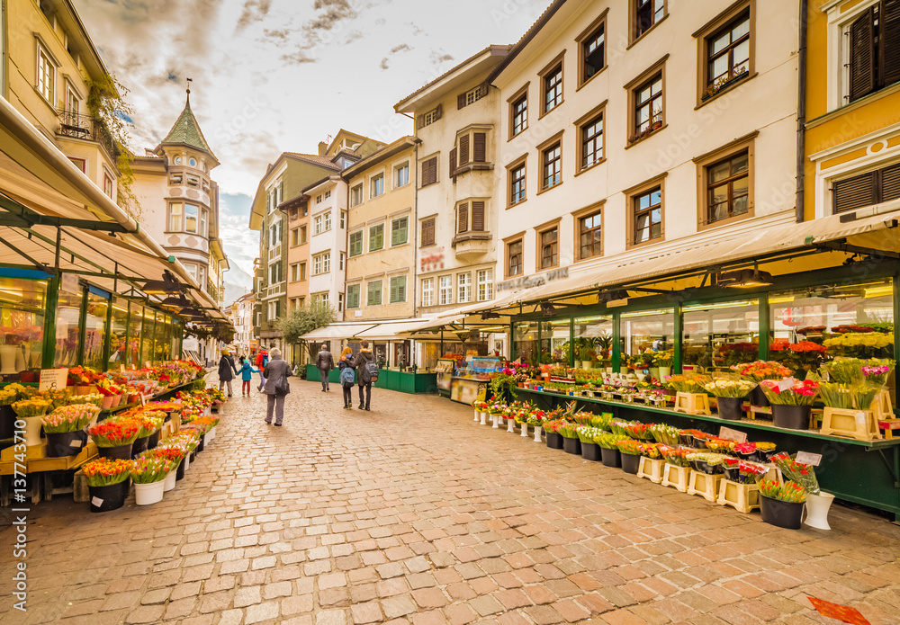 People going shopping in the streets of Bolzano - obrazy, fototapety, plakaty 