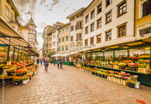 People going shopping in the streets of Bolzano © Vivida Photo PC