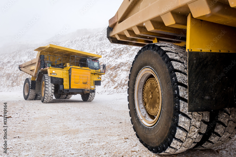 Obraz premium Big yellow mining truck