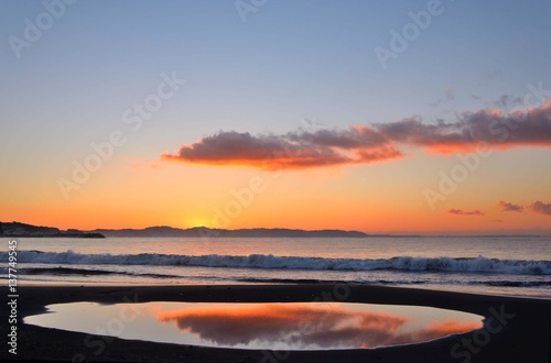 日の出寸前の江の島海岸 朝焼けの茜色の空が海岸の水溜りに映って美しかった。