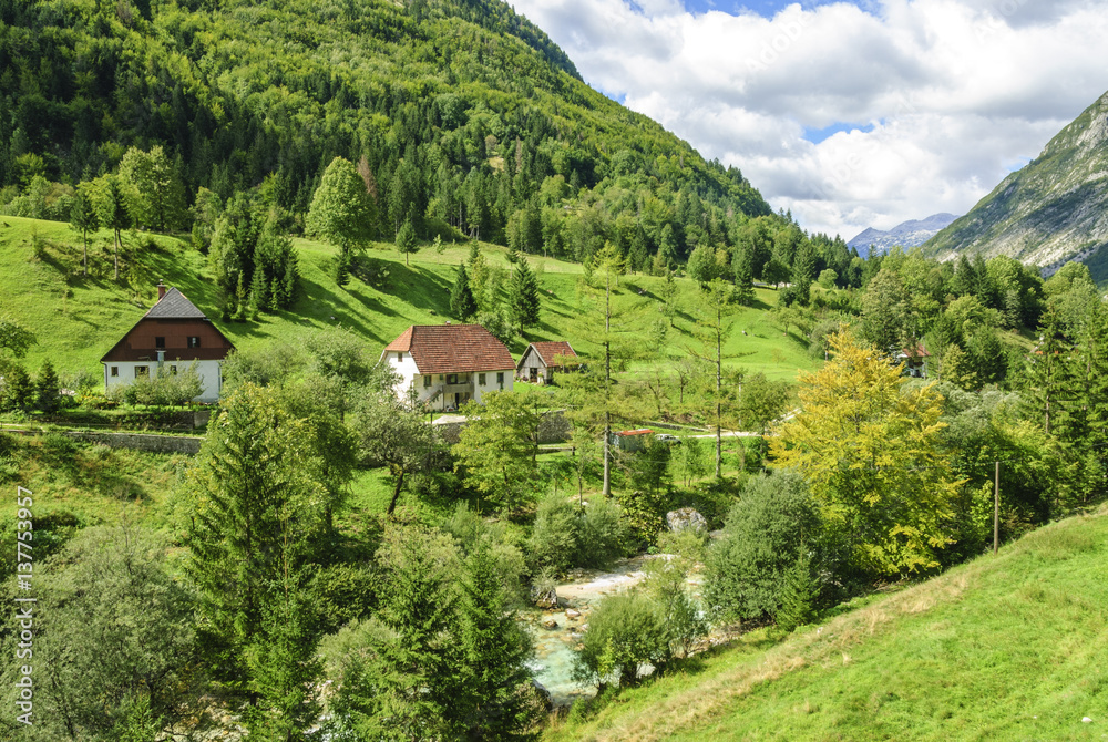 Obraz premium Naturlandschaft am Oberlauf der Soca