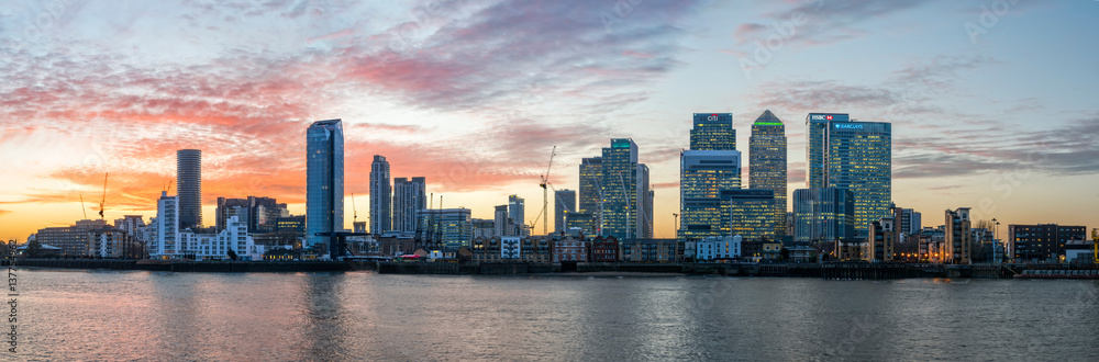 Panorama of Isle of Dogs and Canary Wharf in London at sunset - obrazy, fototapety, plakaty 