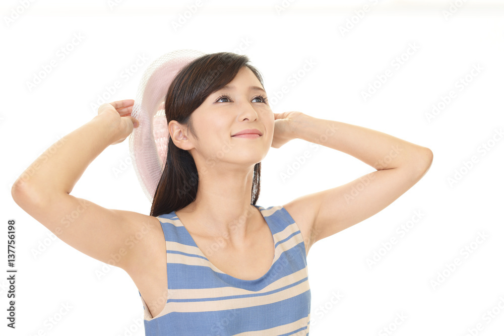 帽子を持つ笑顔の女性 帽子を持つ笑顔の女性