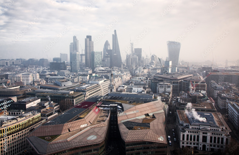 Obraz premium rooftop view over London on a foggy day from St Paul's cathedral, UK