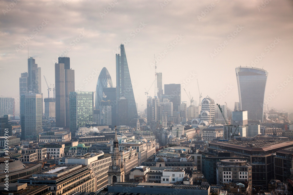 Fototapeta premium widok z dachu na Londyn w mglisty dzień z katedry św. Pawła w Wielkiej Brytanii