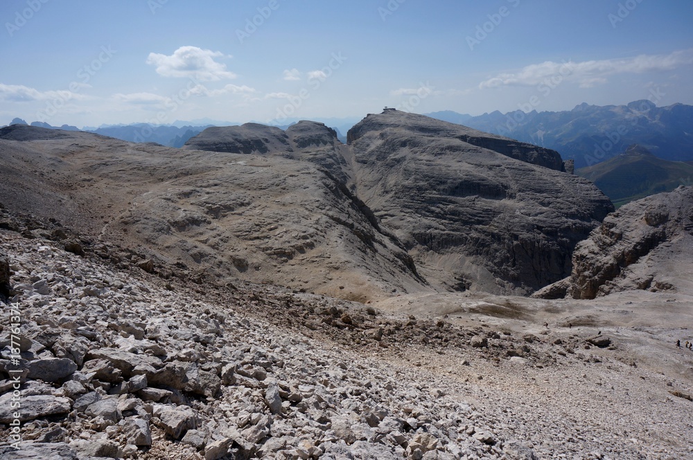 Geröll und Felsen auf karger Sella Hochfläche / Blick Richtung Pordoi Bergstation 