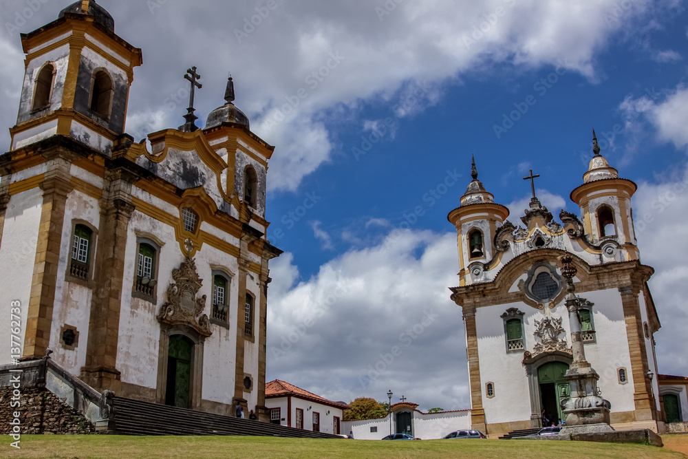 Obraz premium Unique ensemble of baroque churches Igreja de Sao Francisco de Assis and Santuario de Nossa Senhora do Carmo, Mariana, Minas Gerais, Brazil