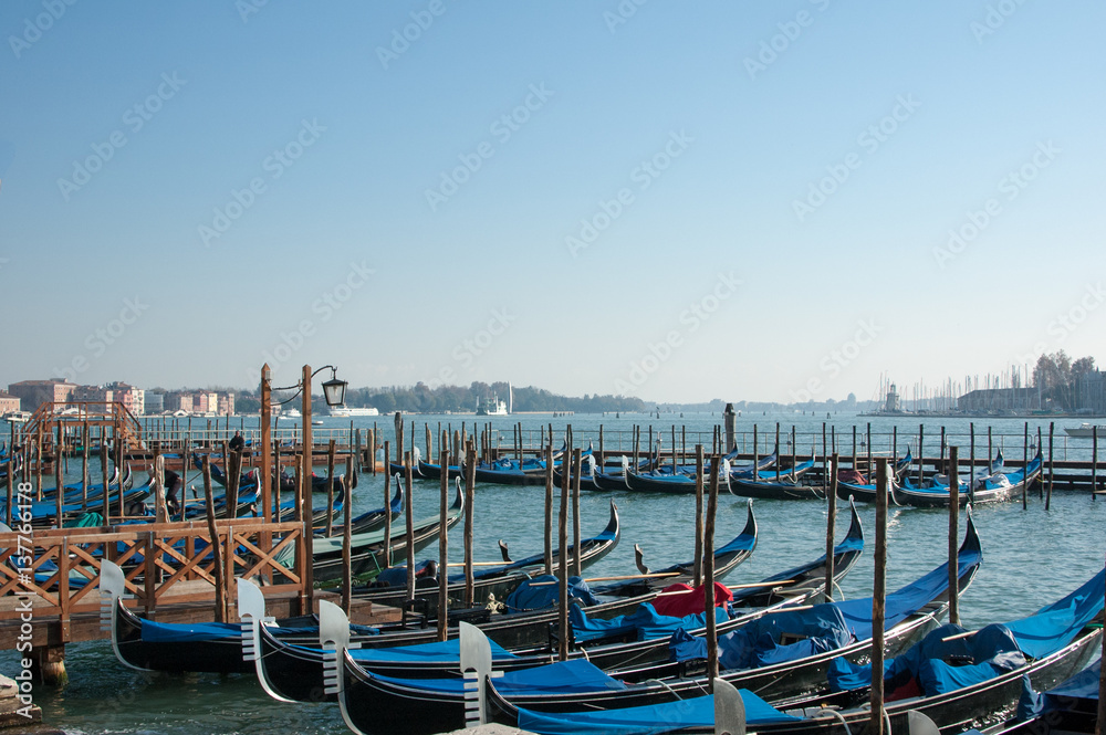 Fototapeta premium Venezianische Gondeln an der Lagune