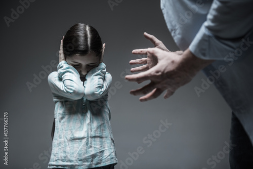 Foto Little girl covering her ears