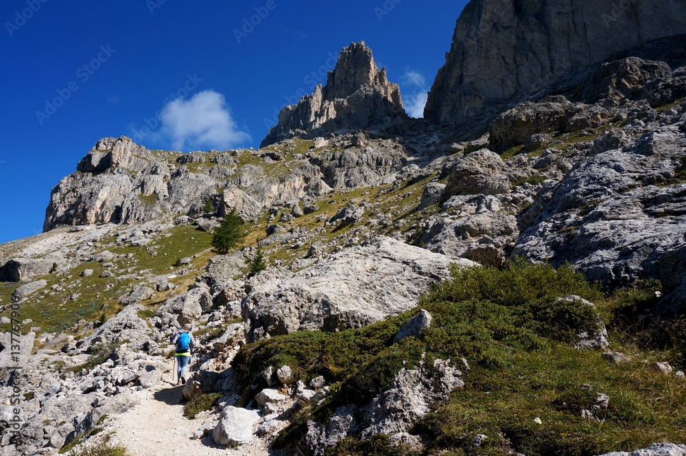 Wanderin unterwegs in wilder Gebirgslandschaft in den südtiroler Dolomiten