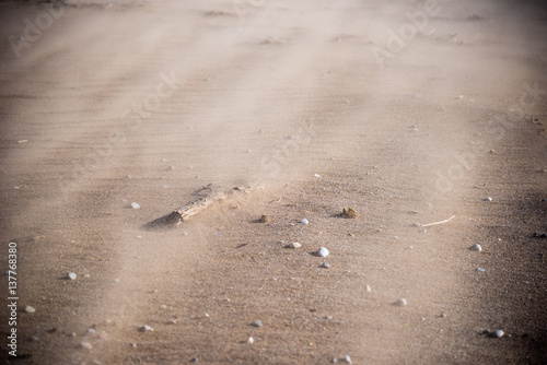 Foto closeup of sand blowing across beach in sandstorm