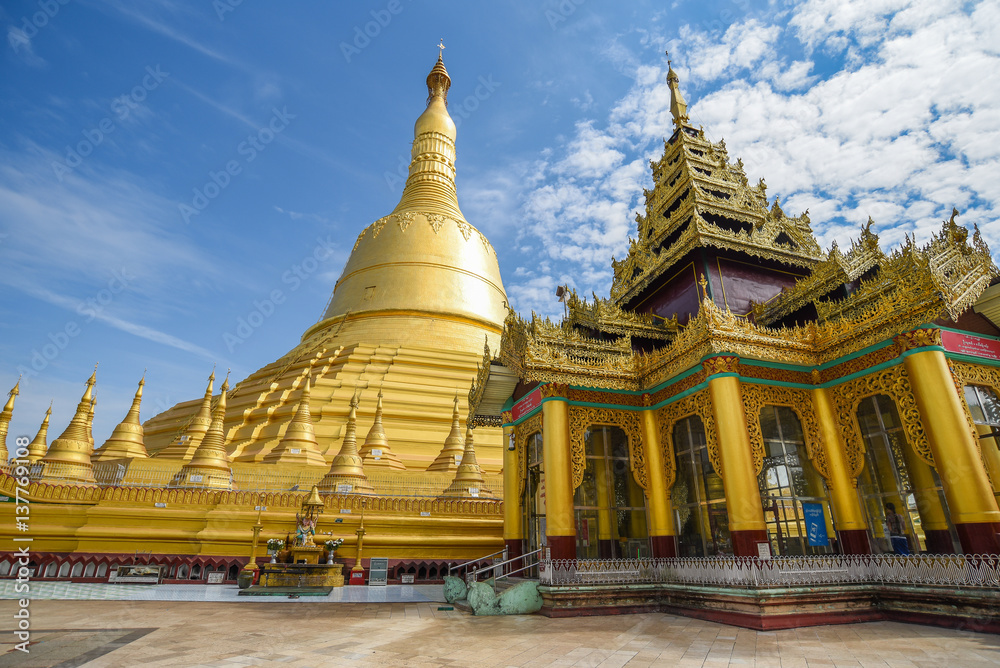 Fototapeta premium Shwemawdaw or Mutao Pagoda in Bago, Myanmar
