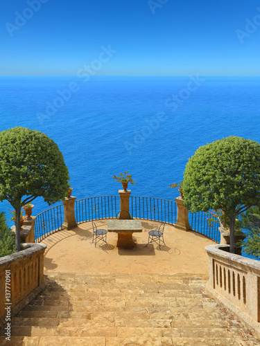 Traumhafte Terrasse mit herrlichem Blick auf das Meer