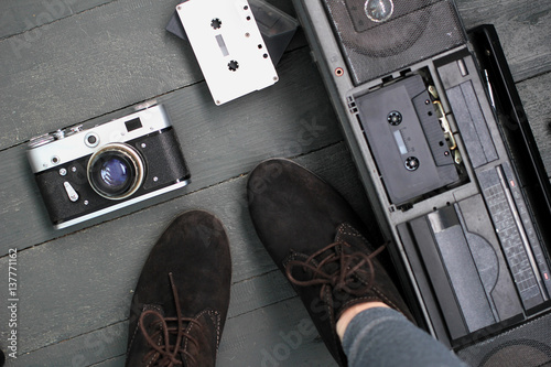 Женские ноги, фотоаппарат, магнитофон и кассеты