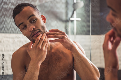 Papier peint Afro American man in bathroom