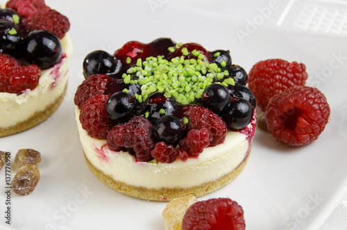 mini cheesecakes with mixed berries 