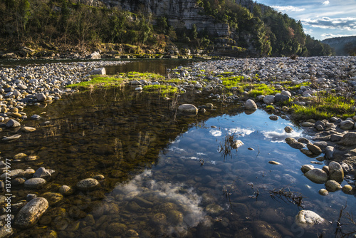 Ardèche,paysage avec rivière et reflets