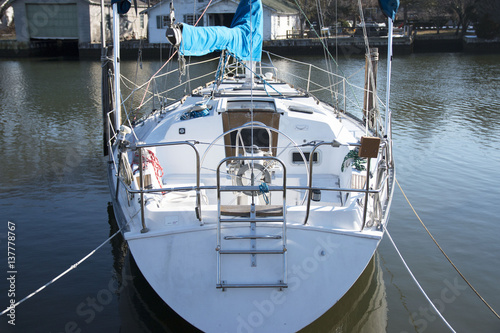 Φωτογραφία sailboat docked on a local harbor