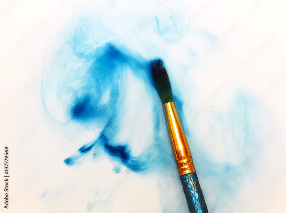 Naklejka premium Brush closeup dip with watercolor paint