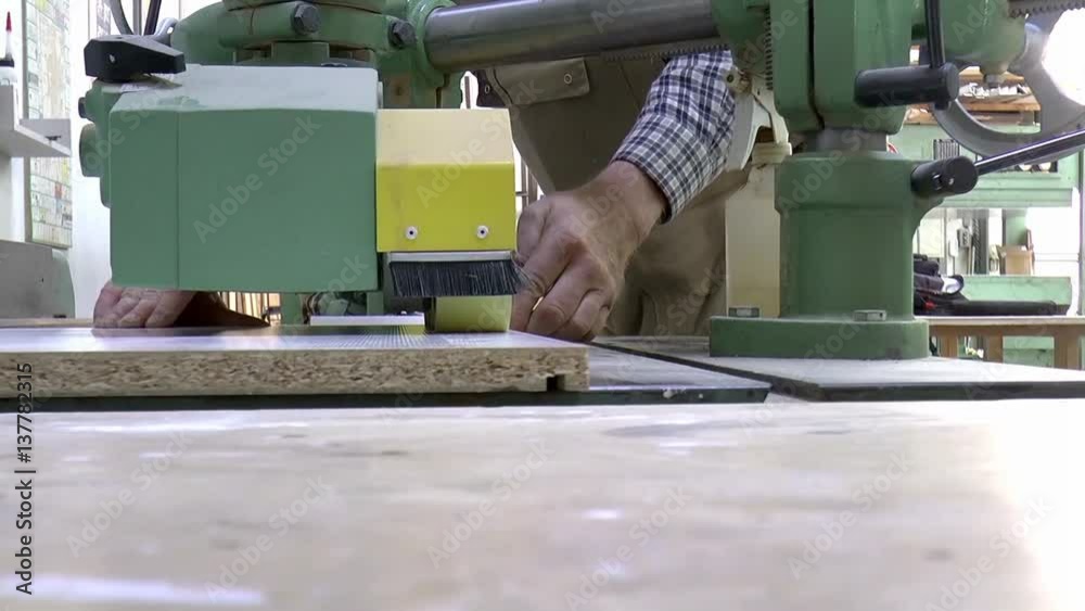 Arbeiten in einer Schreinerwerkstatt Arbeiten in einer Schreinerwerkstatt