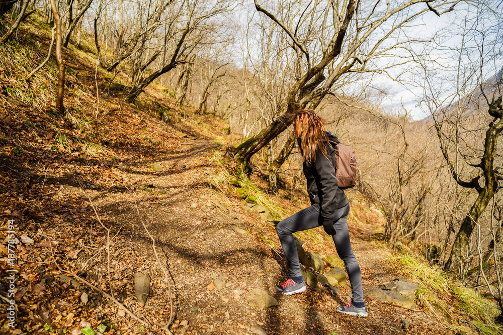 Naklejka premium woman tourist traveling through Romania. Domogled