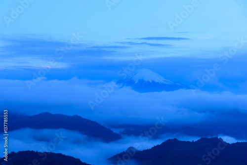 夜明け頃の富士山と雲海 © Scirocco340