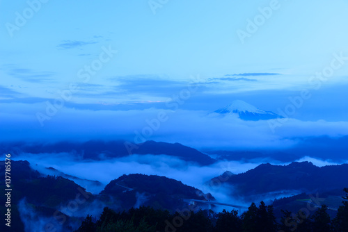 夜明け頃の富士山と雲海 © Scirocco340