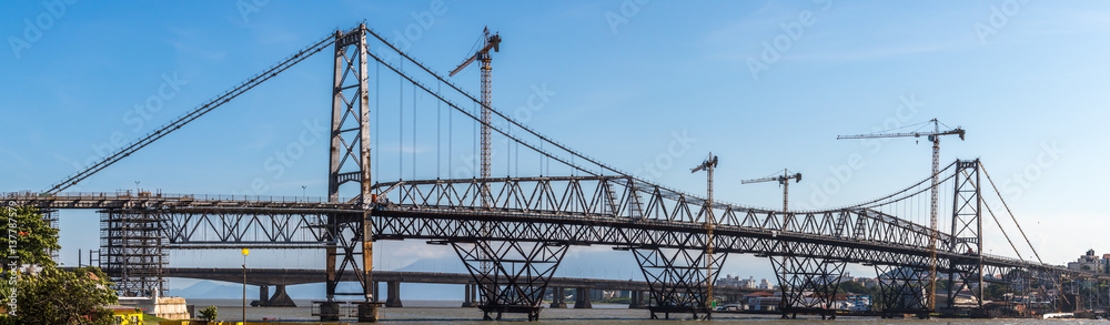 Ponte Hercílio Luz - Florianópolis - Santa Catarina - Brasil Ponte Hercílio Luz - Florianópolis - Santa Catarina - Brasil