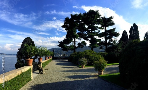 Palastgarten auf der Isola Bella am Lago Maggiore photo