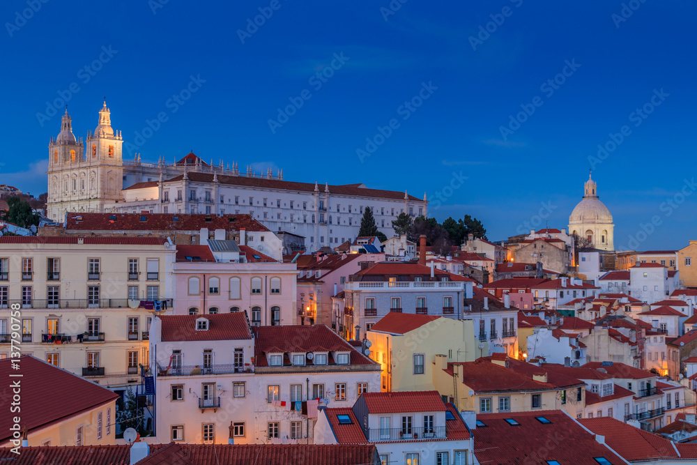 Vista de Alfama anoitecer em Lisboa
