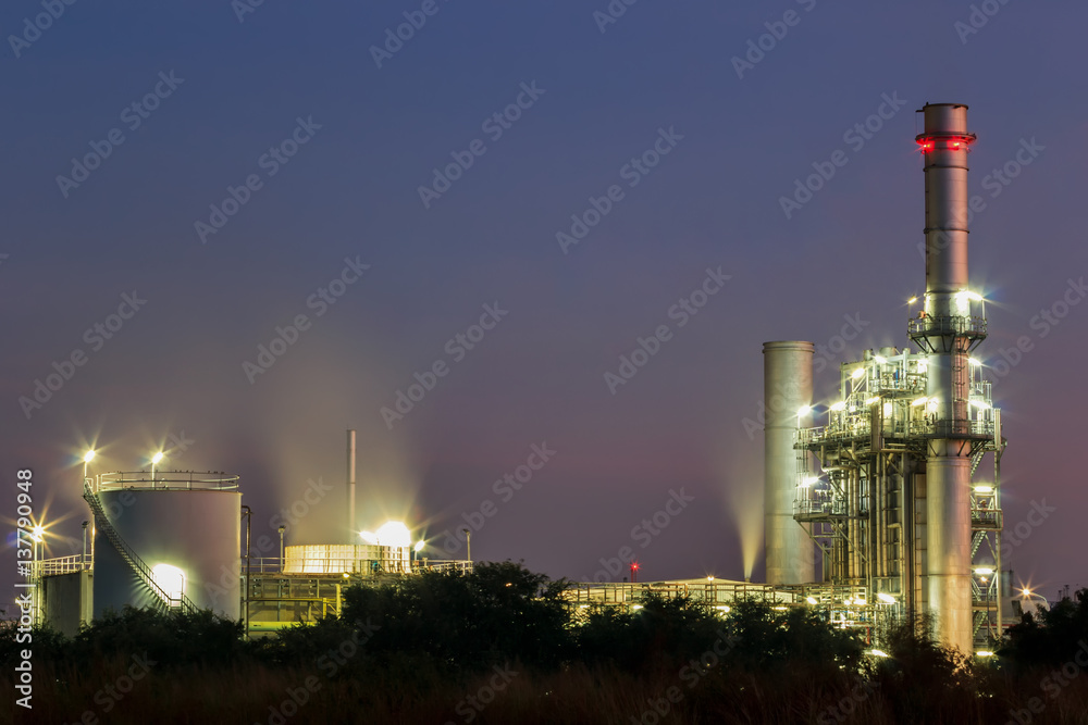 Obraz premium Gas turbine electrical power plant at dusk with blue hour. 