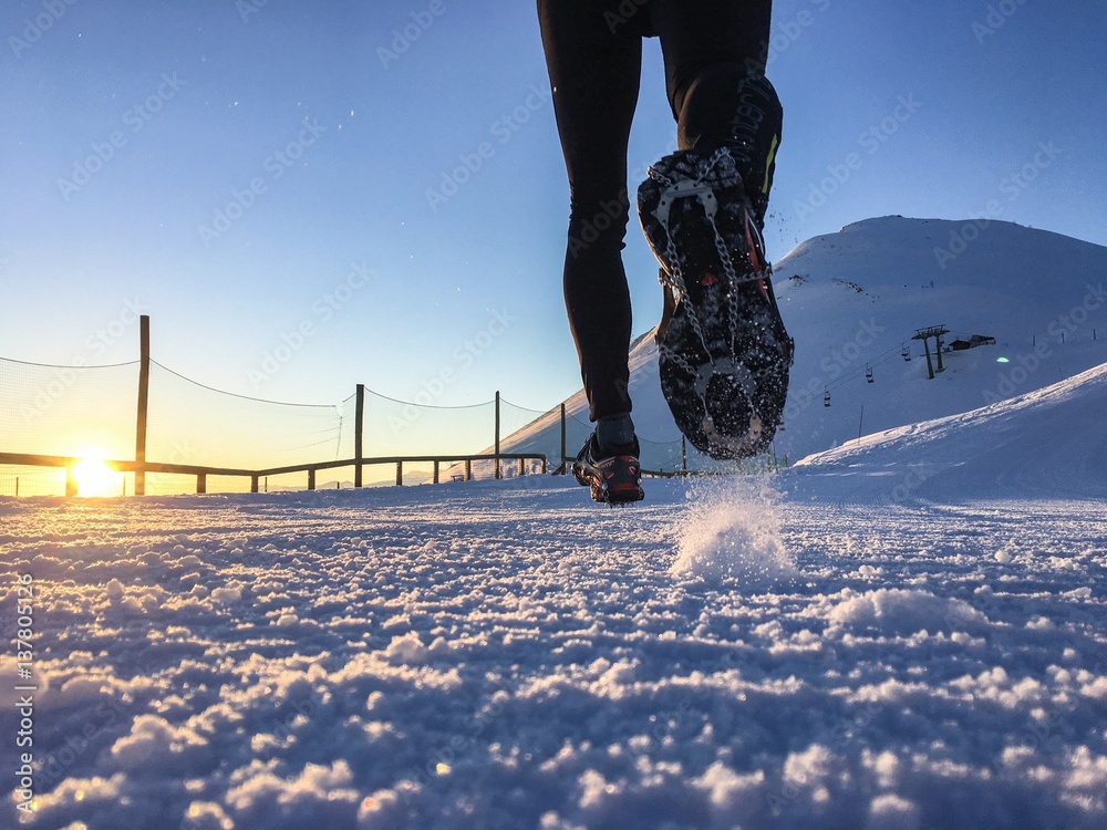 Man running on the snow - obrazy, fototapety, plakaty 
