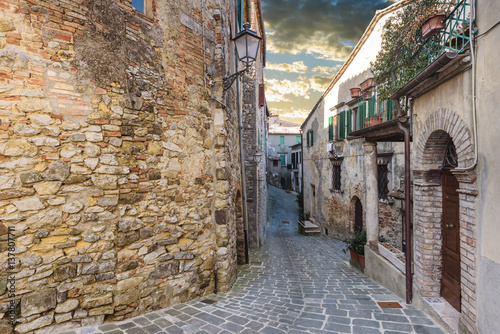 Hidden alley somewhere in the Tuscan town of San Casciano dei Bagni. © Jarek Pawlak