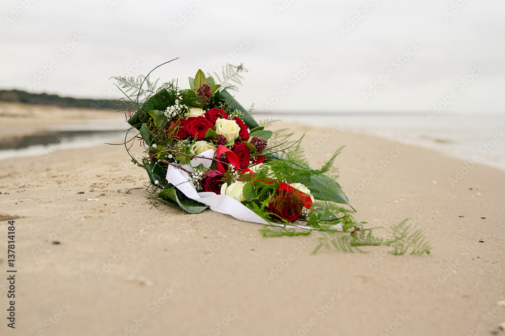 Brautstrauss am Strand Ostsee mit Rosen am Hochzeitstag Stock-Foto | Adobe  Stock