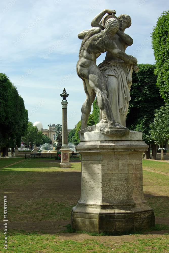 Statue au jardin des Grands Explorateurs à Paris, France