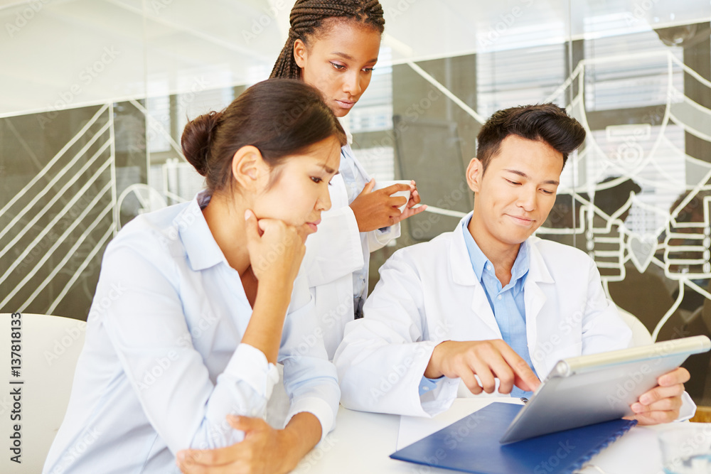 Ärzte arbeiten zusammen am Tablet PC