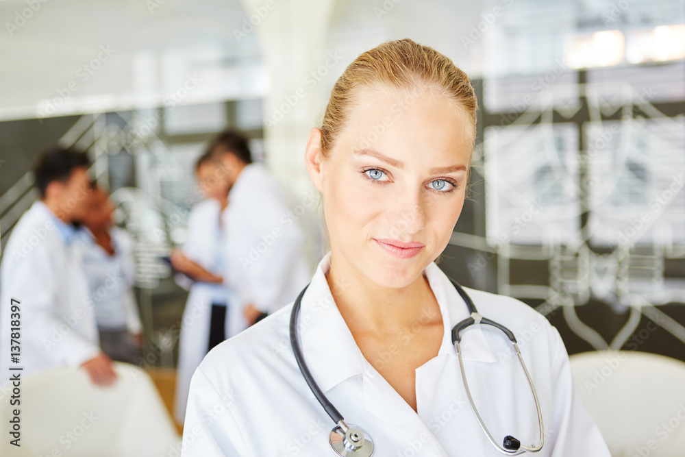 Fototapeta premium Junge Frau in der Ausbildung zur Ärztin